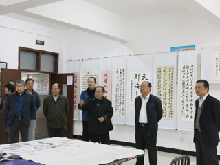 【喜迎十九大】beat365官网举行“歌颂大中华 喜迎十九大”老年书画展