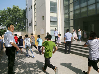 beat365官网附小开展防震抗灾应急疏散安全演练