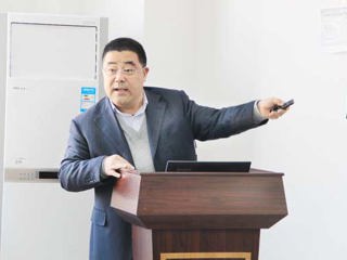 吉林大学博士生导师杨印生教授应邀来beat365官网讲学